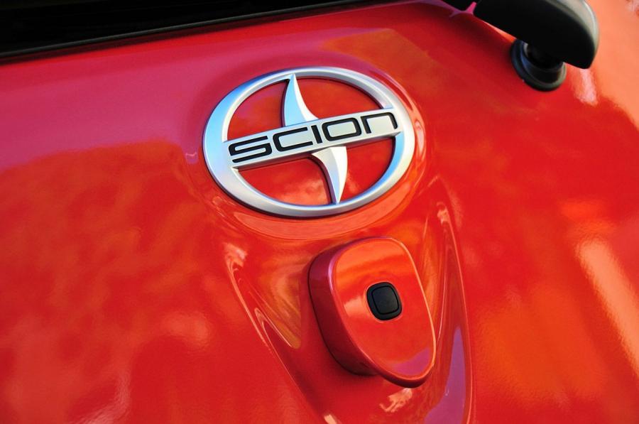 Логотип Scion iQ 2012 года  (фото 38 из 128)